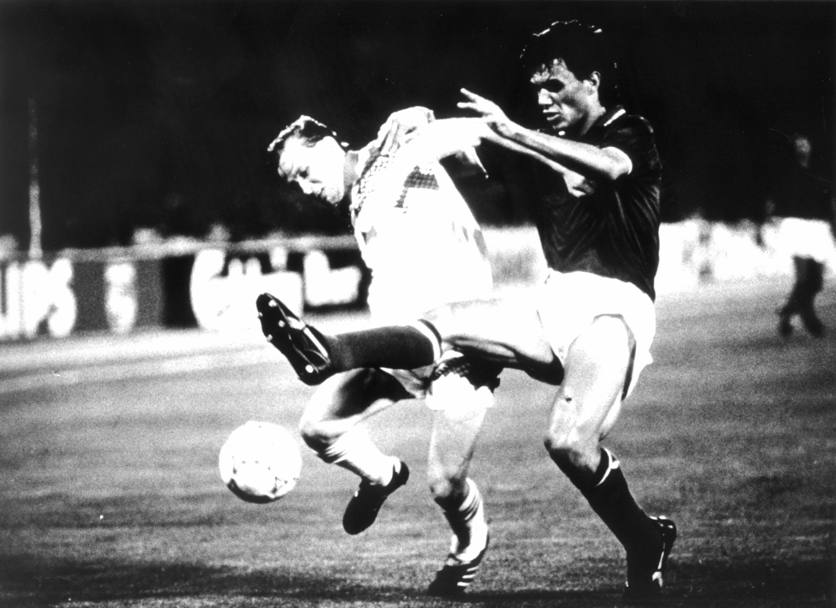 Dopo aver vinto tutto con il Milan di Sacchi, Maldini, qui impegnato contro il ceco Hasek, partecipa al Mondiale del 1990. Gli azzurri perdono in semifinale ai rigori contro l’Argentina